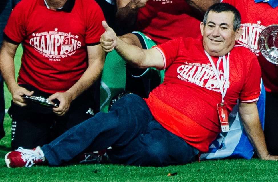 בנצי, האוהד מס' 1, בשמחת החיים שאפיינה אותו תמיד, חוגג אליפות אחרי 40 שנה (תמונה מתוך דף הפייסבוק של הפועל באר שבע)